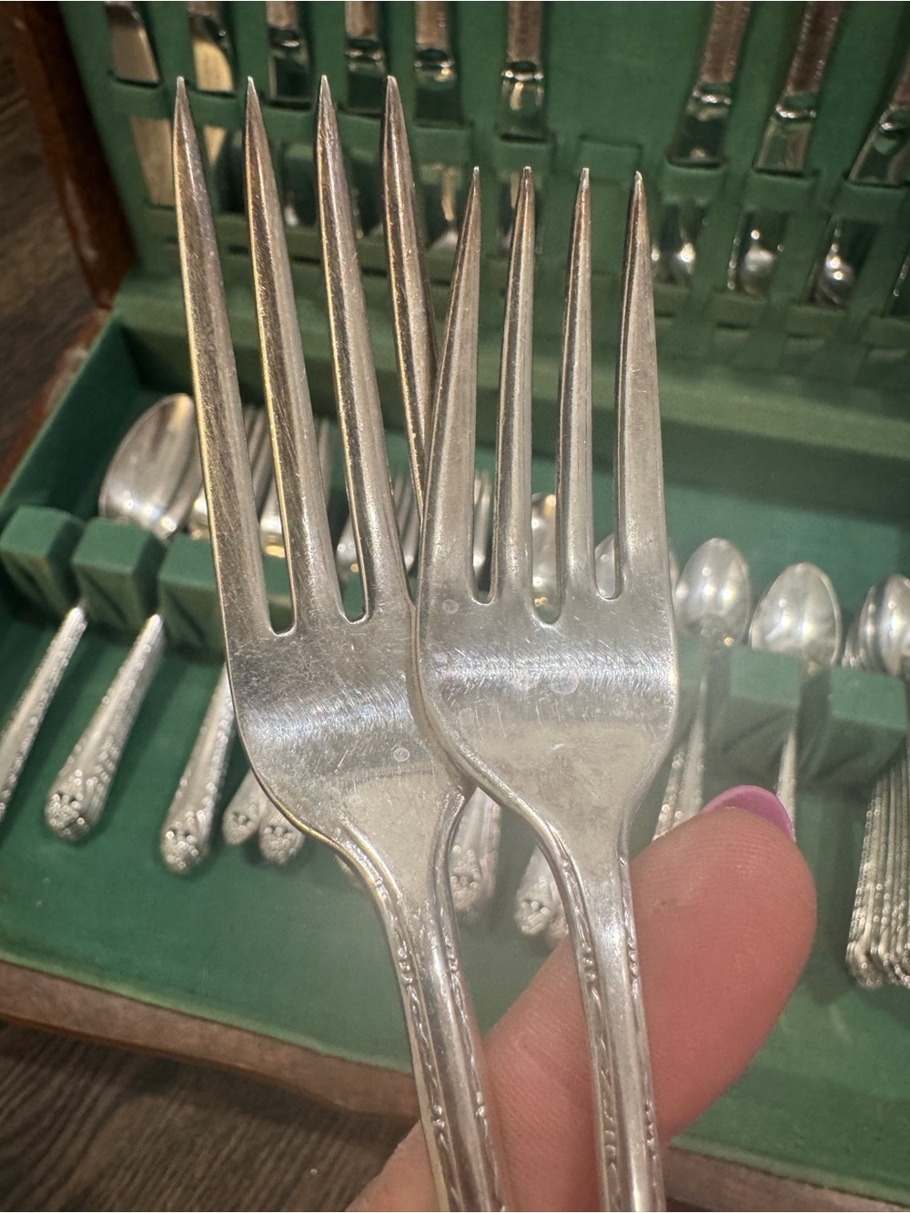 Vintage Holmes & Edwards “Lovely Lady” Silver-Plated Flatware Set - 71 Pieces - Picture 6 of 12